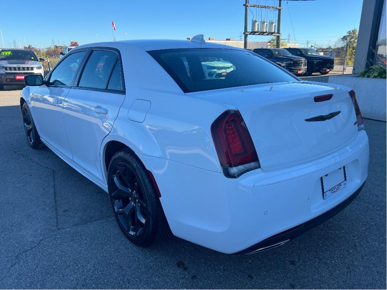 2022 Chrysler 300 300 Touring L *NAVI *LTHR *PARKSENSE *PWR SEATS Photo