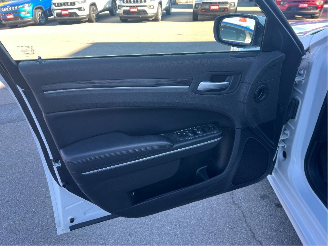 2022 Chrysler 300 300 Touring L *NAVI *LTHR *PARKSENSE *PWR SEATS Photo