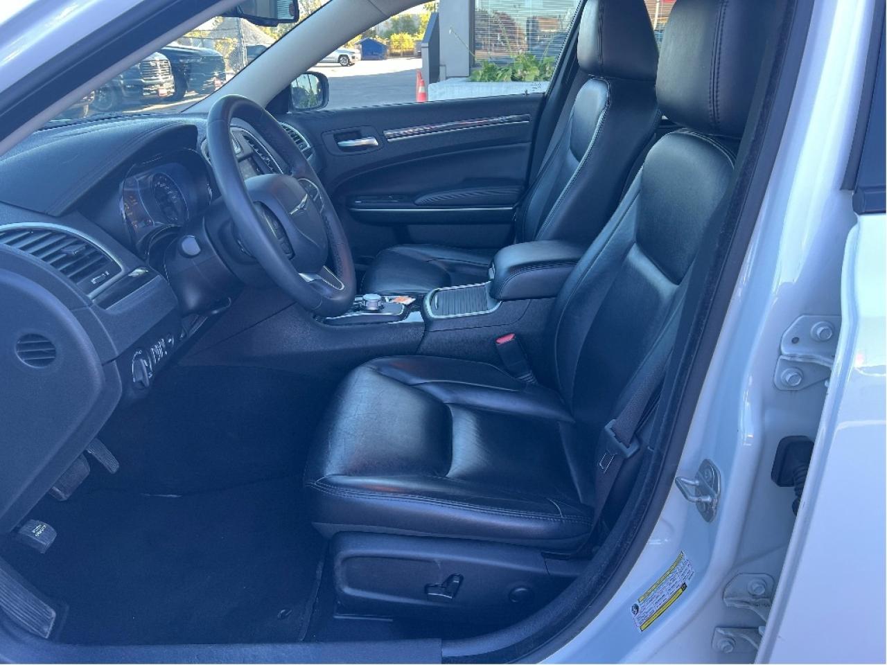 2022 Chrysler 300 300 Touring L *NAVI *LTHR *PARKSENSE *PWR SEATS Photo