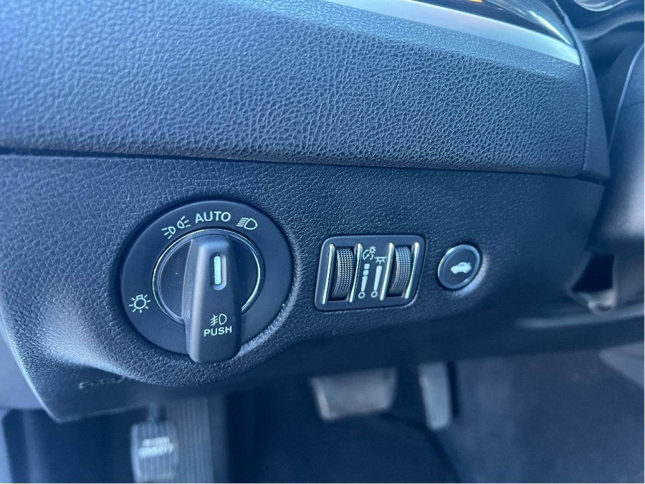 2022 Chrysler 300 300 Touring L *NAVI *LTHR *PARKSENSE *PWR SEATS Photo