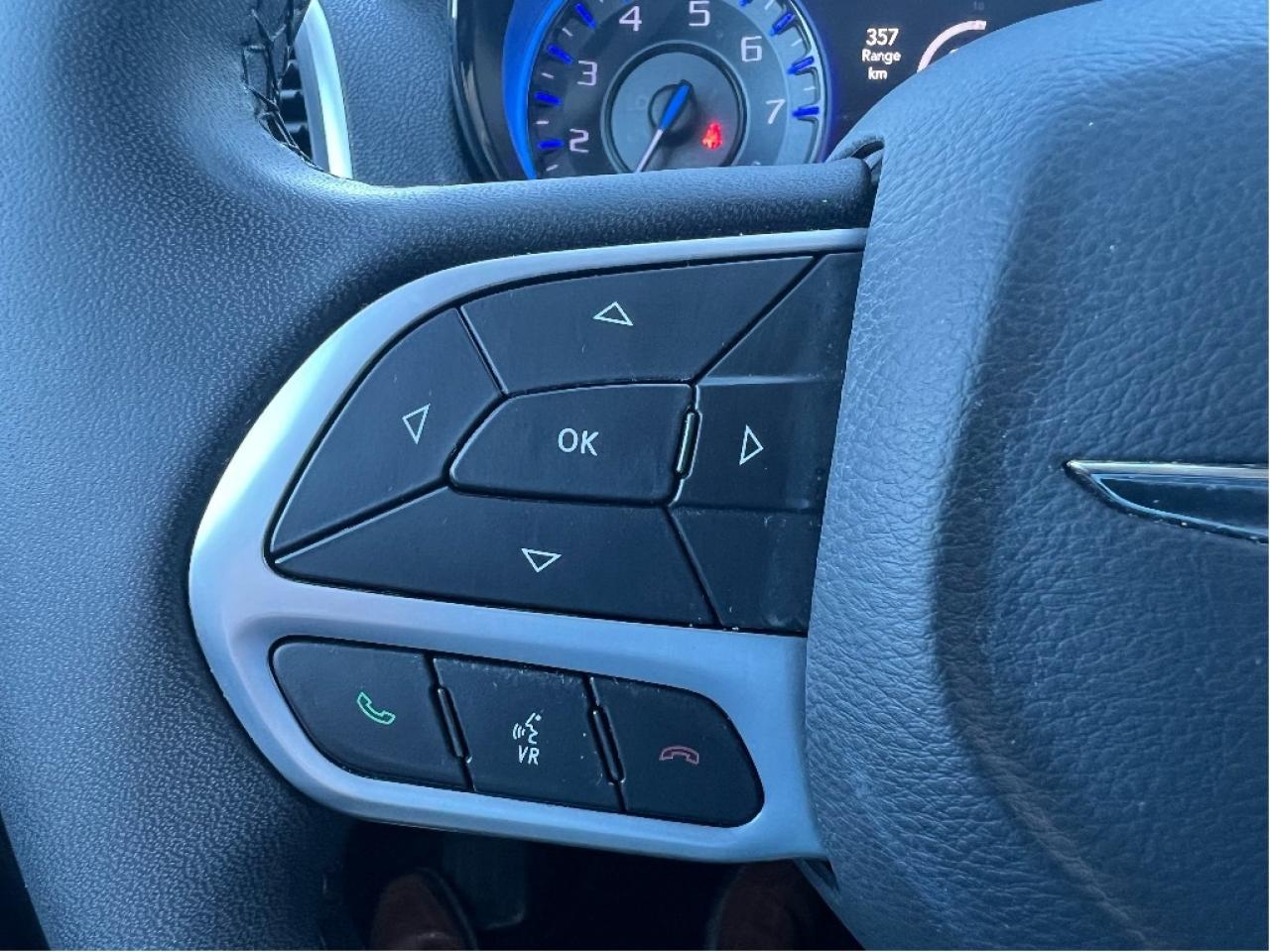 2022 Chrysler 300 300 Touring L *NAVI *LTHR *PARKSENSE *PWR SEATS Photo