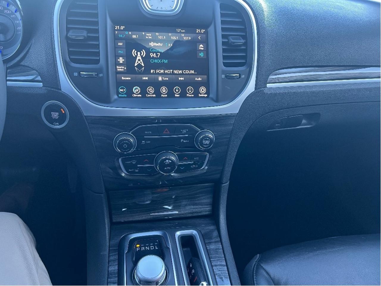 2022 Chrysler 300 300 Touring L *NAVI *LTHR *PARKSENSE *PWR SEATS Photo