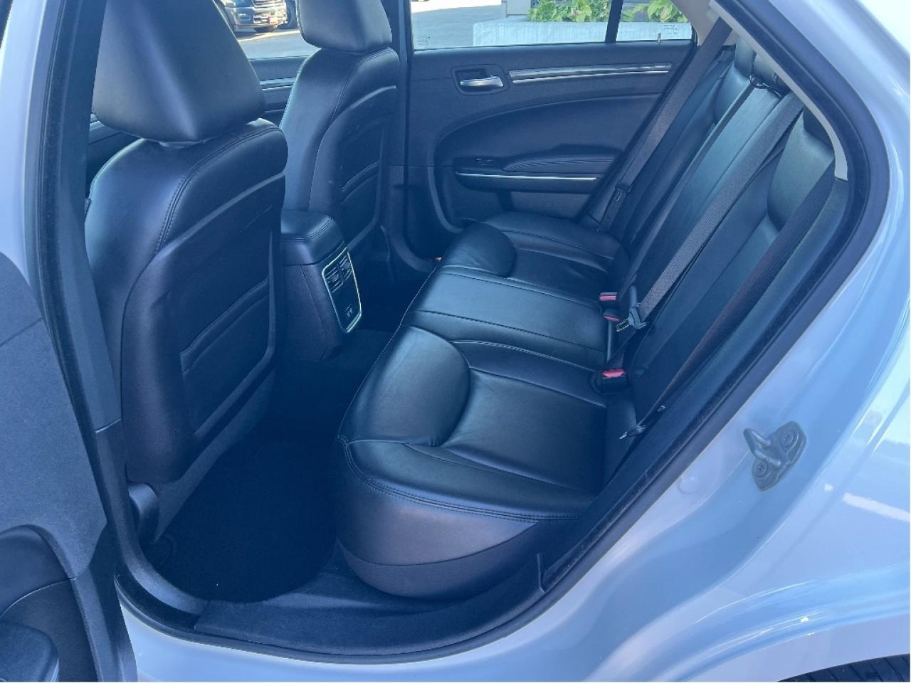 2022 Chrysler 300 300 Touring L *NAVI *LTHR *PARKSENSE *PWR SEATS Photo