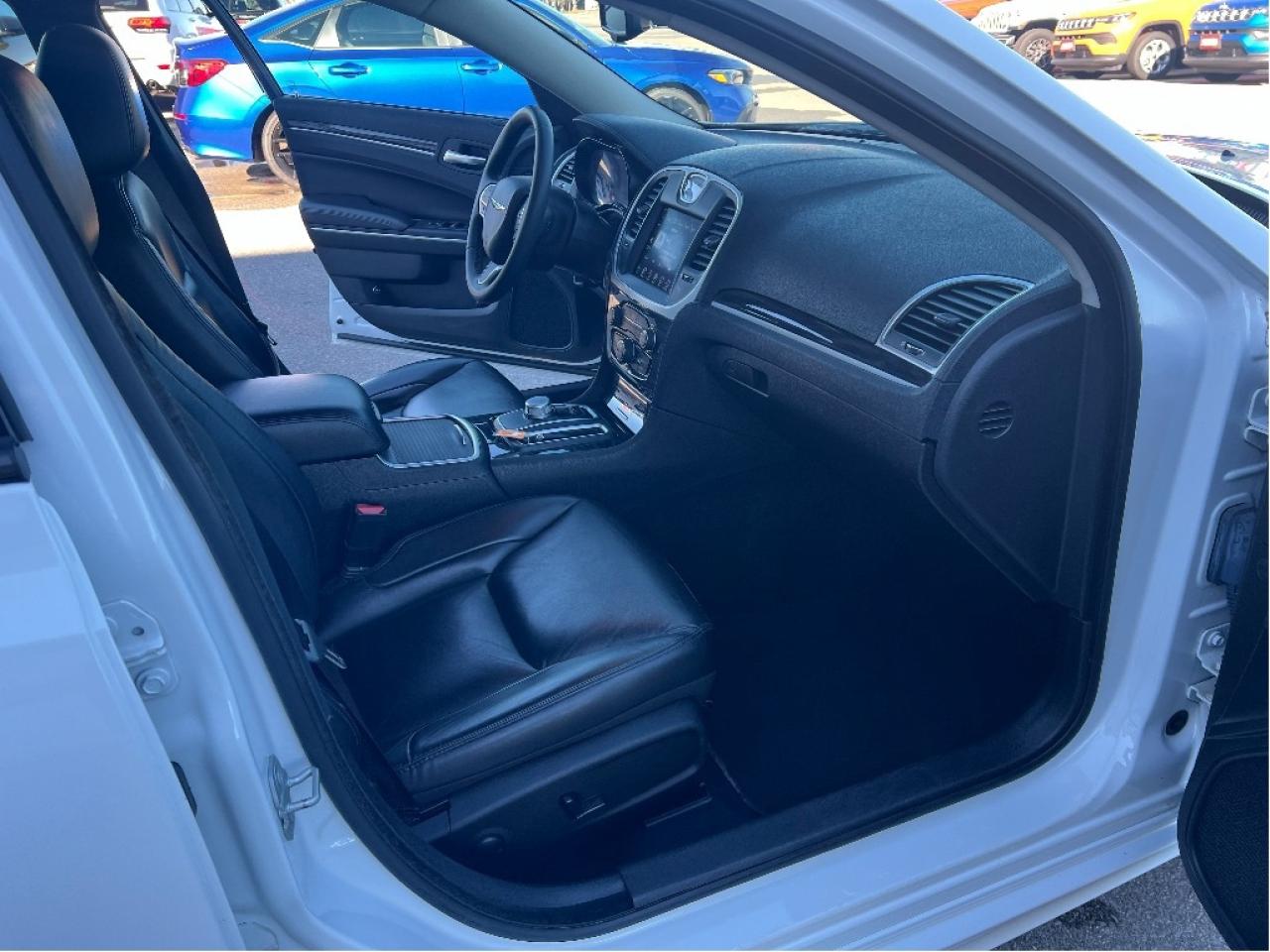 2022 Chrysler 300 300 Touring L *NAVI *LTHR *PARKSENSE *PWR SEATS Photo