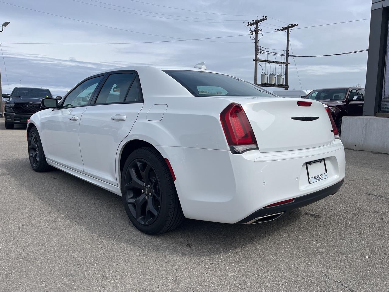 2022 Chrysler 300 Touring L *NAVI *LTHR *PARKSENSE *PWR SEATS Photo