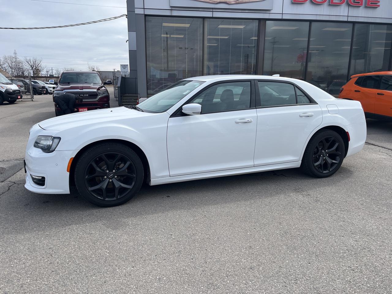 2022 Chrysler 300 Touring L *NAVI *LTHR *PARKSENSE *PWR SEATS Photo