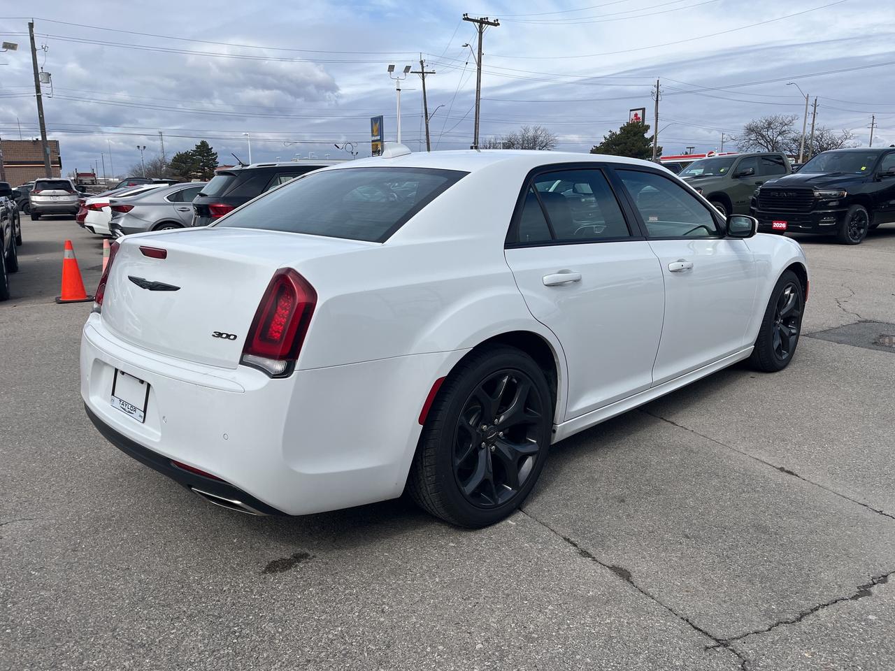 2022 Chrysler 300 Touring L *NAVI *LTHR *PARKSENSE *PWR SEATS Photo