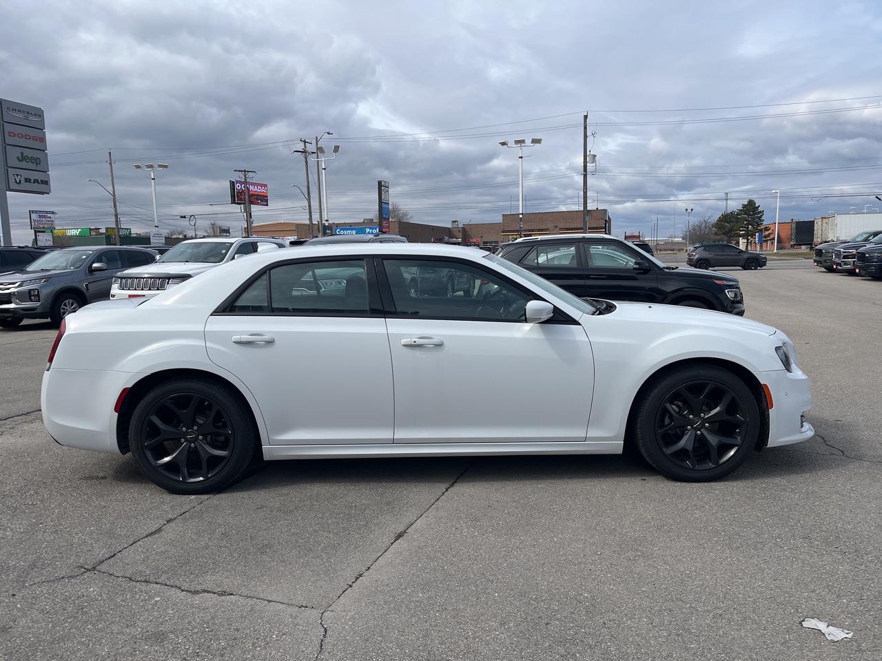 2022 Chrysler 300 Touring L *NAVI *LTHR *PARKSENSE *PWR SEATS Photo