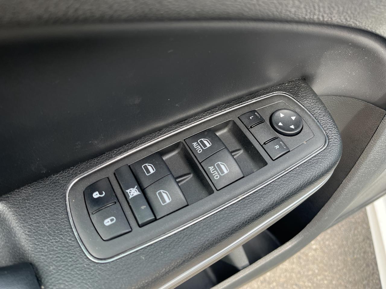 2022 Chrysler 300 Touring L *NAVI *LTHR *PARKSENSE *PWR SEATS Photo