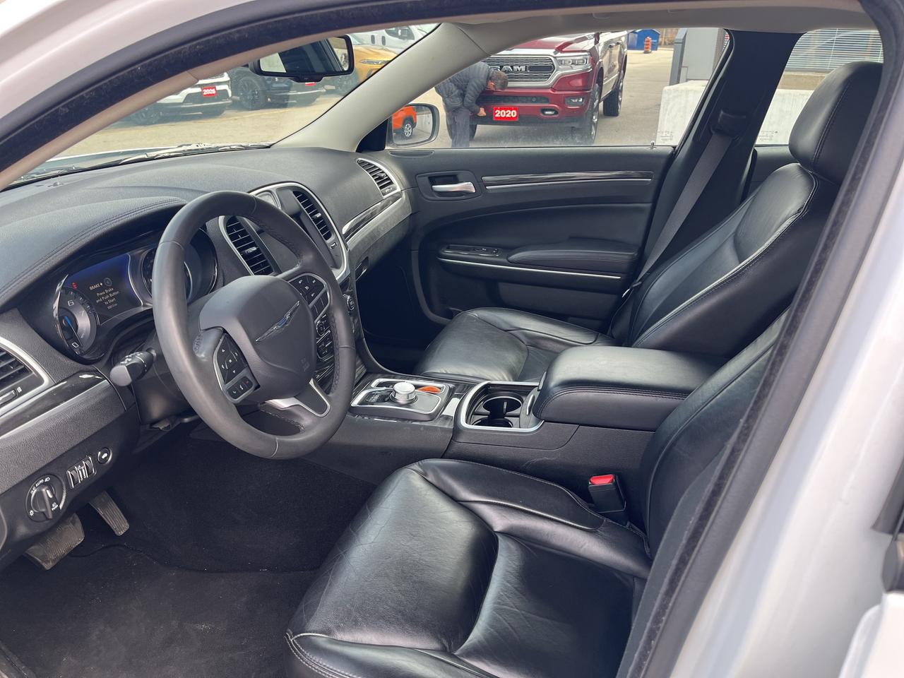 2022 Chrysler 300 Touring L *NAVI *LTHR *PARKSENSE *PWR SEATS Photo