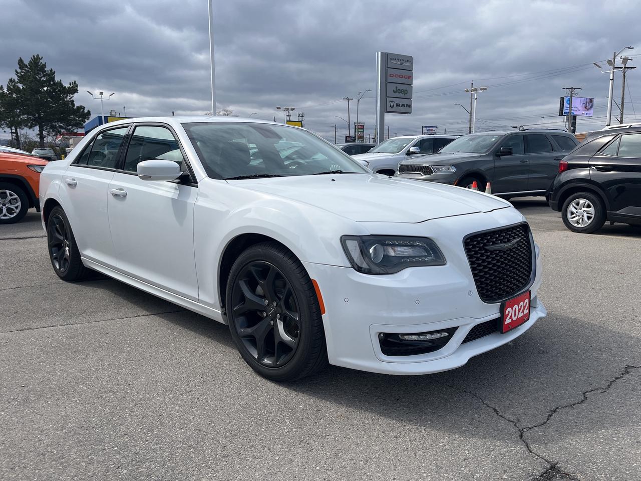 2022 Chrysler 300 Touring L *NAVI *LTHR *PARKSENSE *PWR SEATS Photo