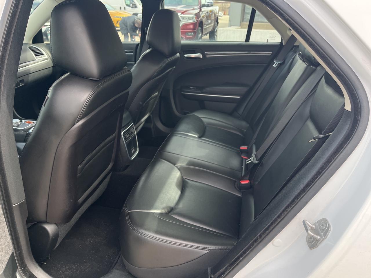 2022 Chrysler 300 Touring L *NAVI *LTHR *PARKSENSE *PWR SEATS Photo