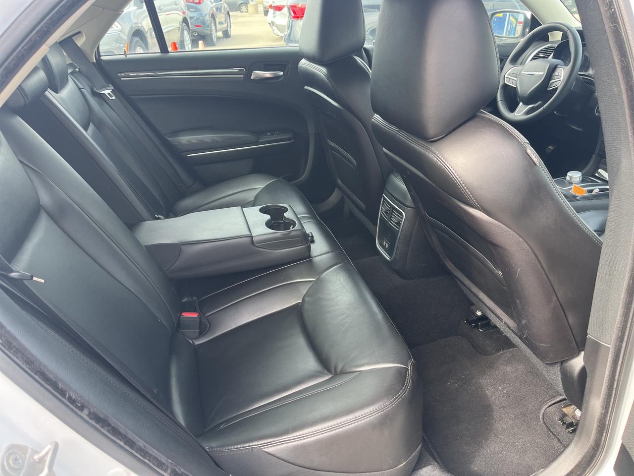 2022 Chrysler 300 Touring L *NAVI *LTHR *PARKSENSE *PWR SEATS Photo