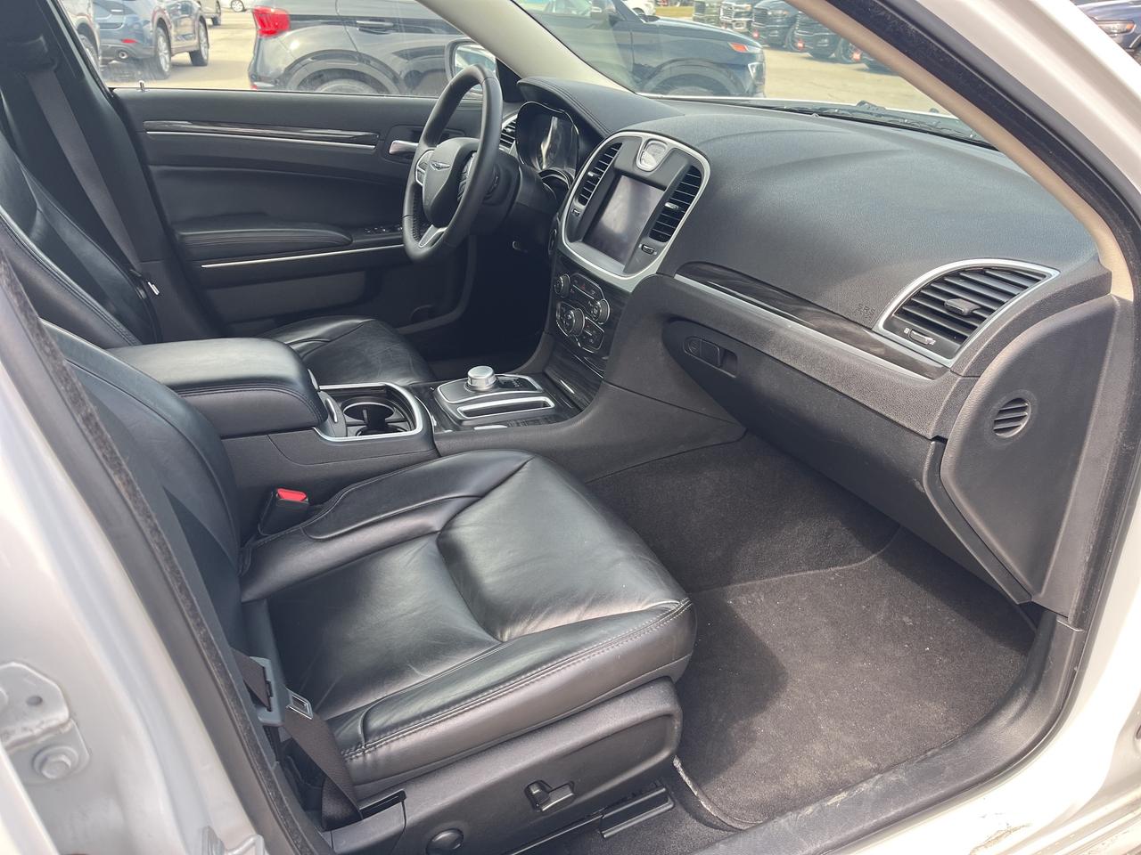 2022 Chrysler 300 Touring L *NAVI *LTHR *PARKSENSE *PWR SEATS Photo