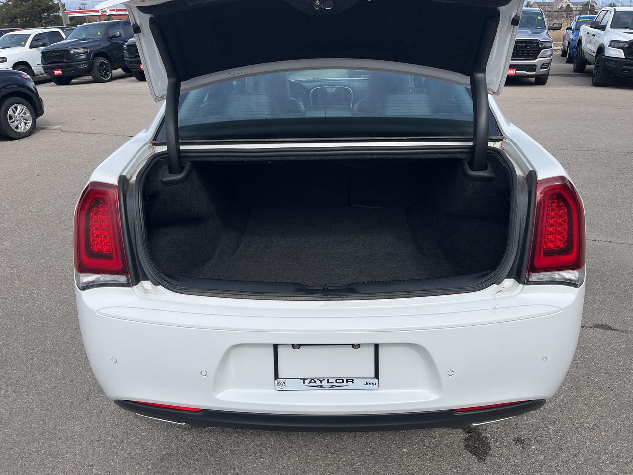 2022 Chrysler 300 Touring L *NAVI *LTHR *PARKSENSE *PWR SEATS Photo