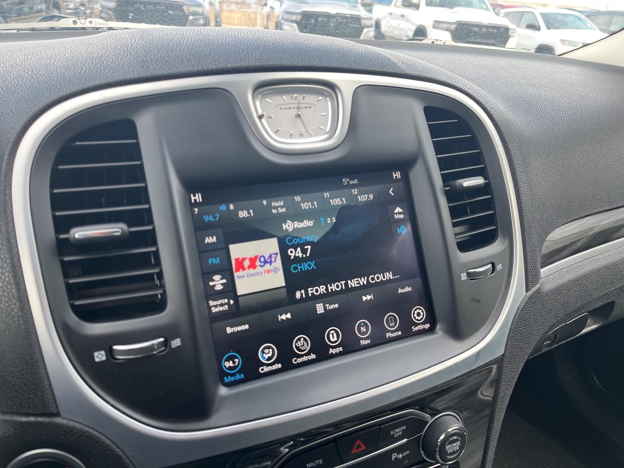 2022 Chrysler 300 Touring L *NAVI *LTHR *PARKSENSE *PWR SEATS Photo