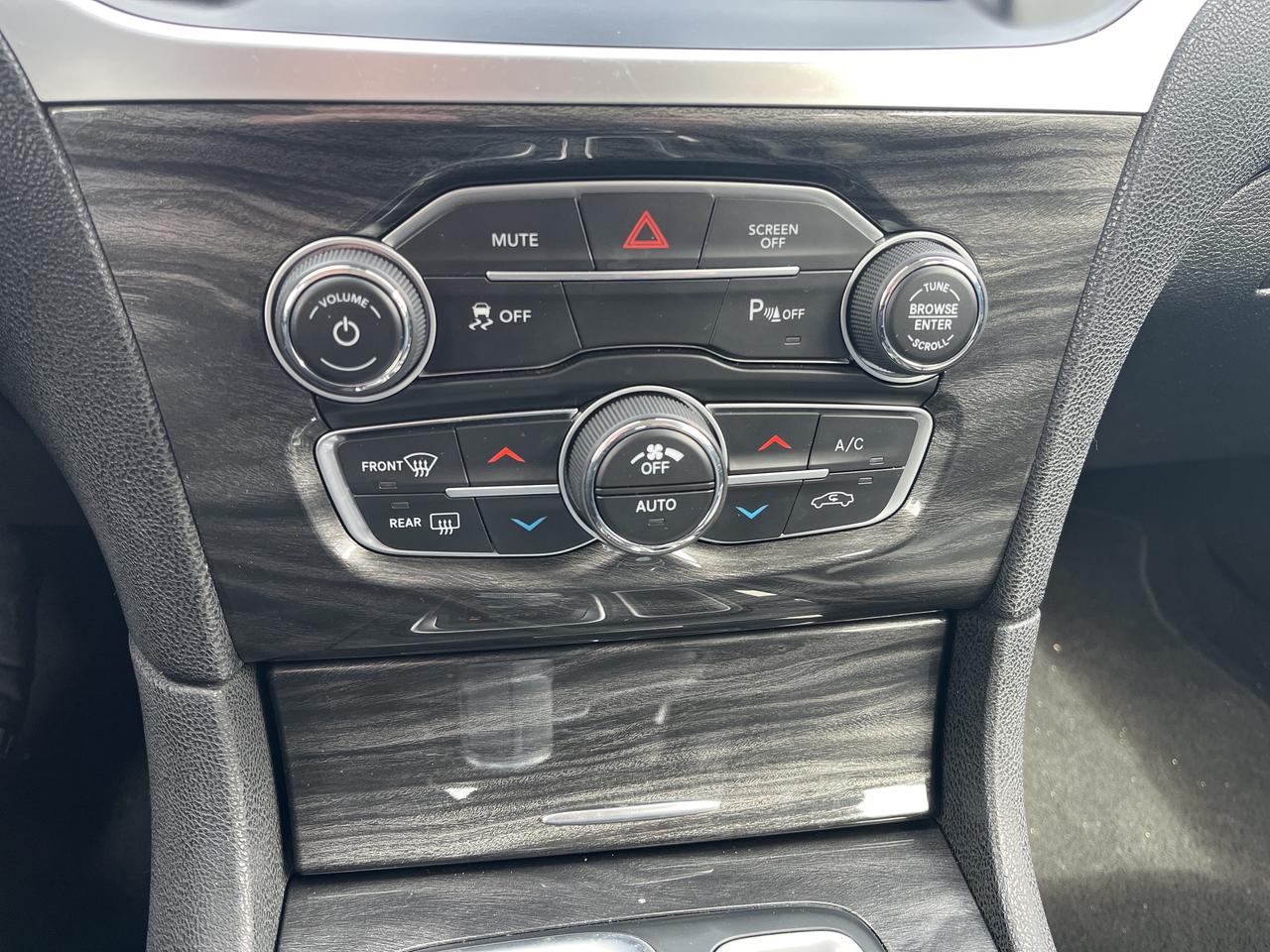 2022 Chrysler 300 Touring L *NAVI *LTHR *PARKSENSE *PWR SEATS Photo