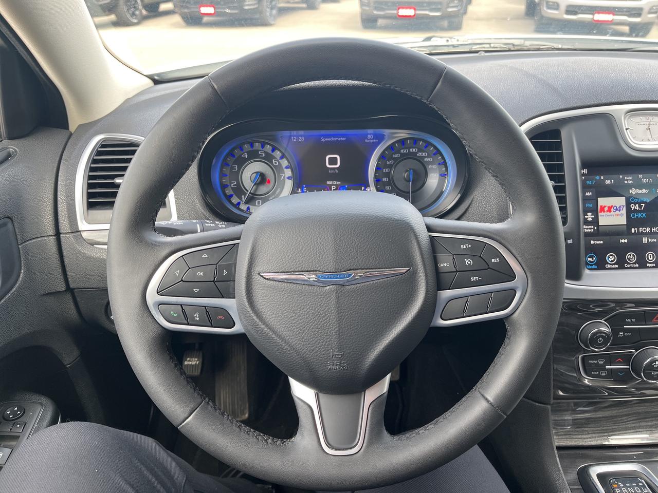 2022 Chrysler 300 Touring L *NAVI *LTHR *PARKSENSE *PWR SEATS Photo