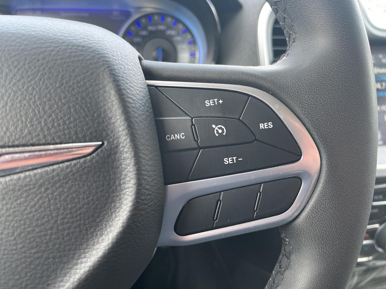 2022 Chrysler 300 Touring L *NAVI *LTHR *PARKSENSE *PWR SEATS Photo