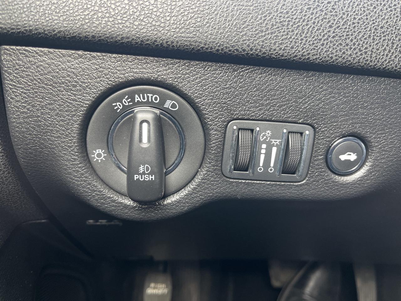 2022 Chrysler 300 Touring L *NAVI *LTHR *PARKSENSE *PWR SEATS Photo