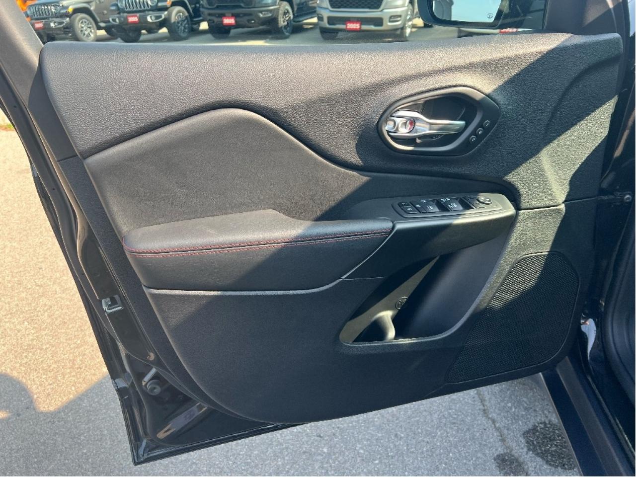 2023 Jeep Cherokee Trailhawk 4x4 *NAVI *SUNROOF *CLEAN CARFAX Photo