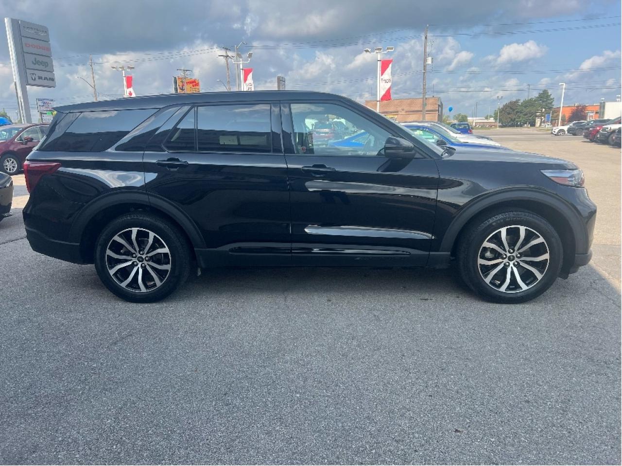 2022 Ford Explorer ST 4WD *INC SNOW TIRES!! *SUNROOF *HITCH Photo