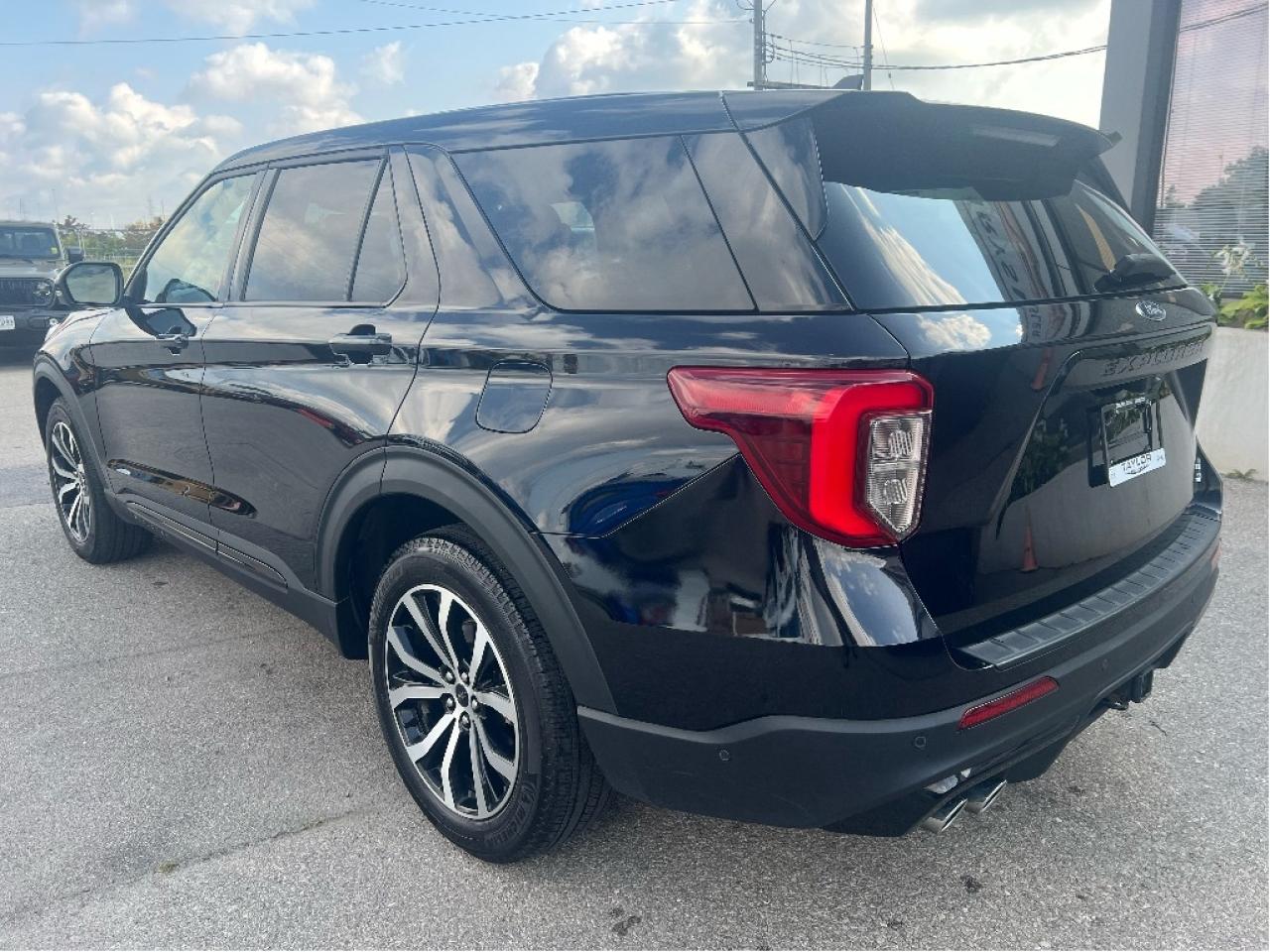 2022 Ford Explorer ST 4WD *INC SNOW TIRES!! *SUNROOF *HITCH Photo