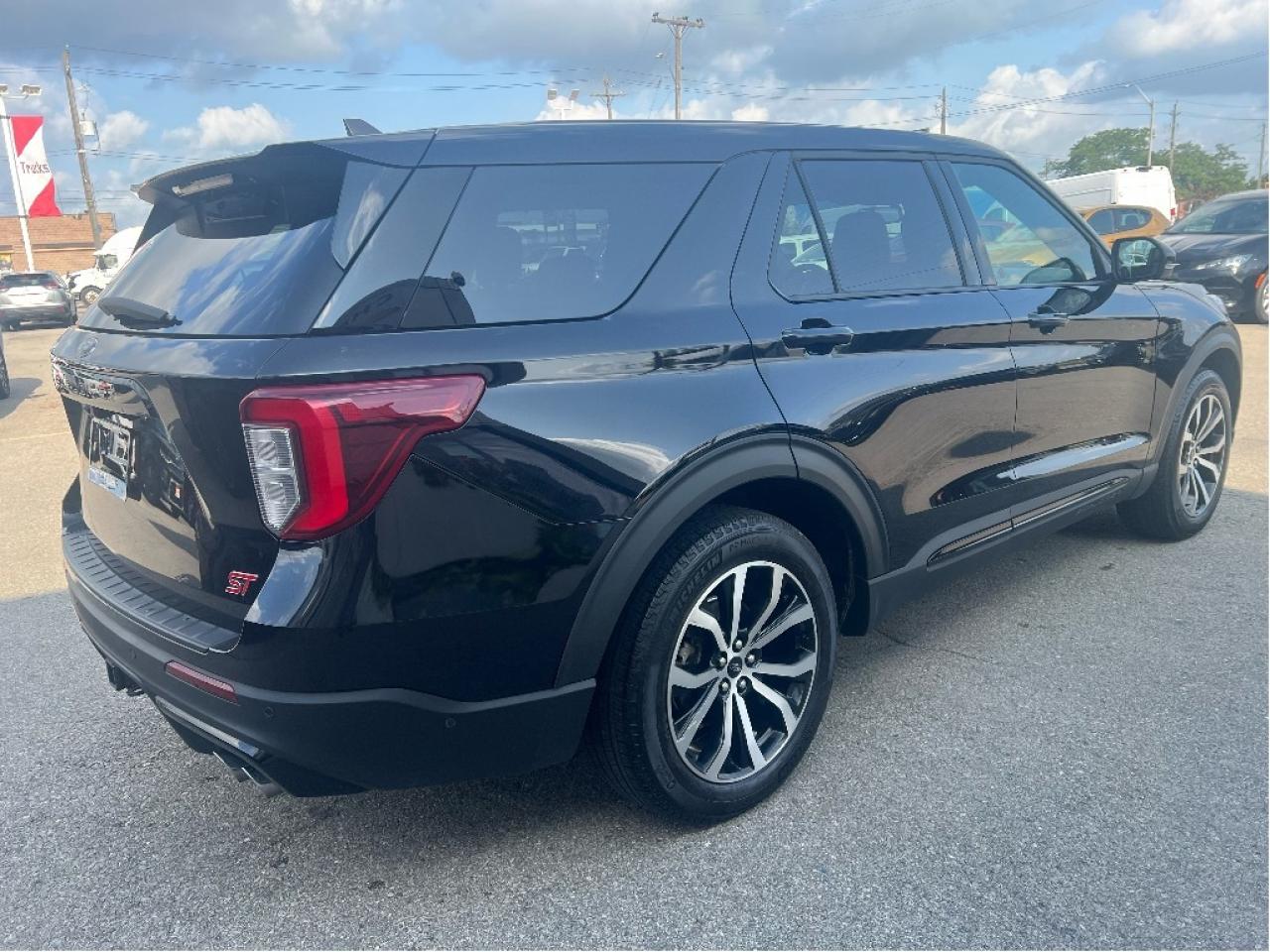 2022 Ford Explorer ST 4WD *INC SNOW TIRES!! *SUNROOF *HITCH Photo