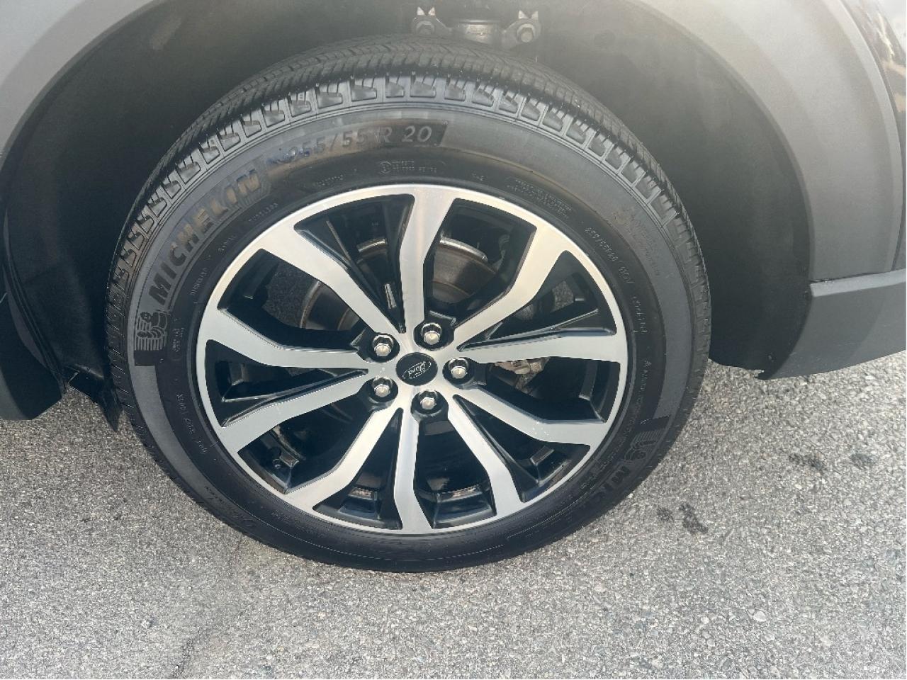 2022 Ford Explorer ST 4WD *INC SNOW TIRES!! *SUNROOF *HITCH Photo