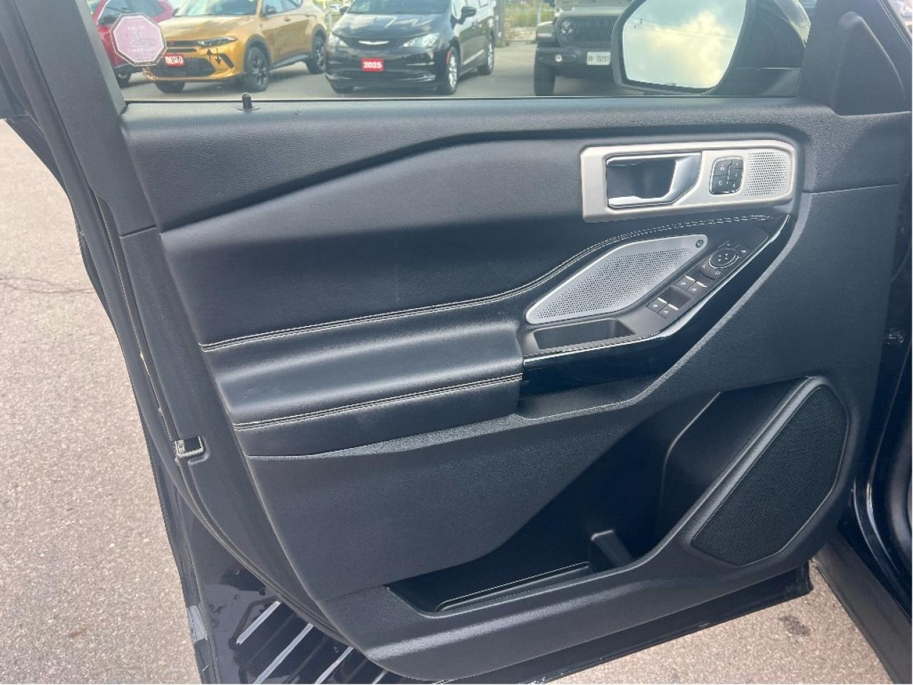 2022 Ford Explorer ST 4WD *INC SNOW TIRES!! *SUNROOF *HITCH Photo