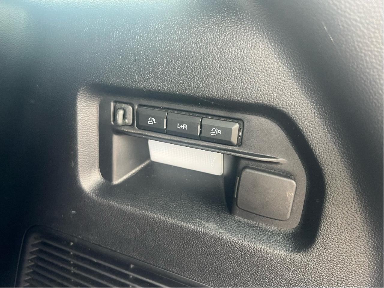 2022 Ford Explorer ST 4WD *INC SNOW TIRES!! *SUNROOF *HITCH Photo