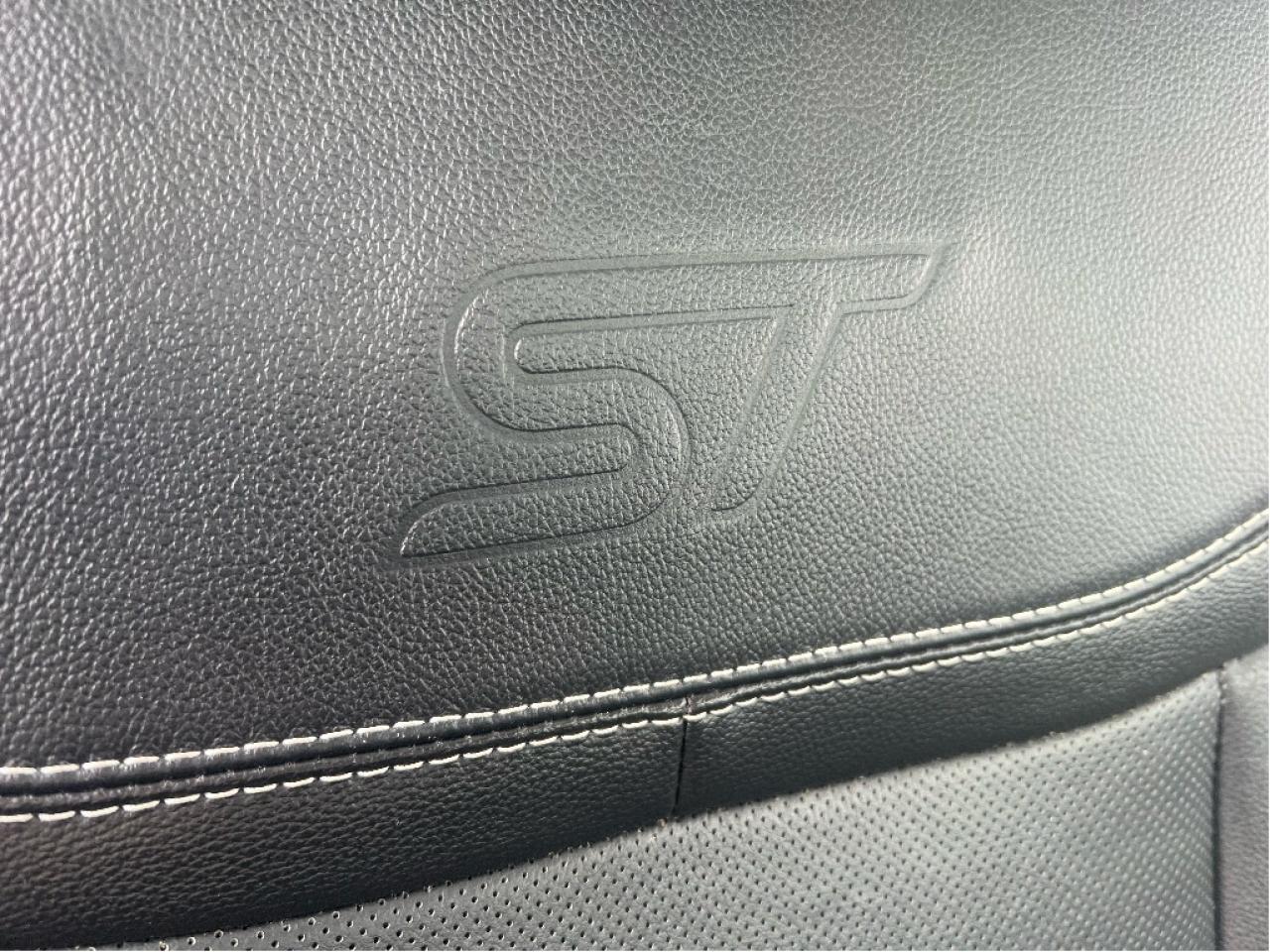 2022 Ford Explorer ST 4WD *INC SNOW TIRES!! *SUNROOF *HITCH Photo