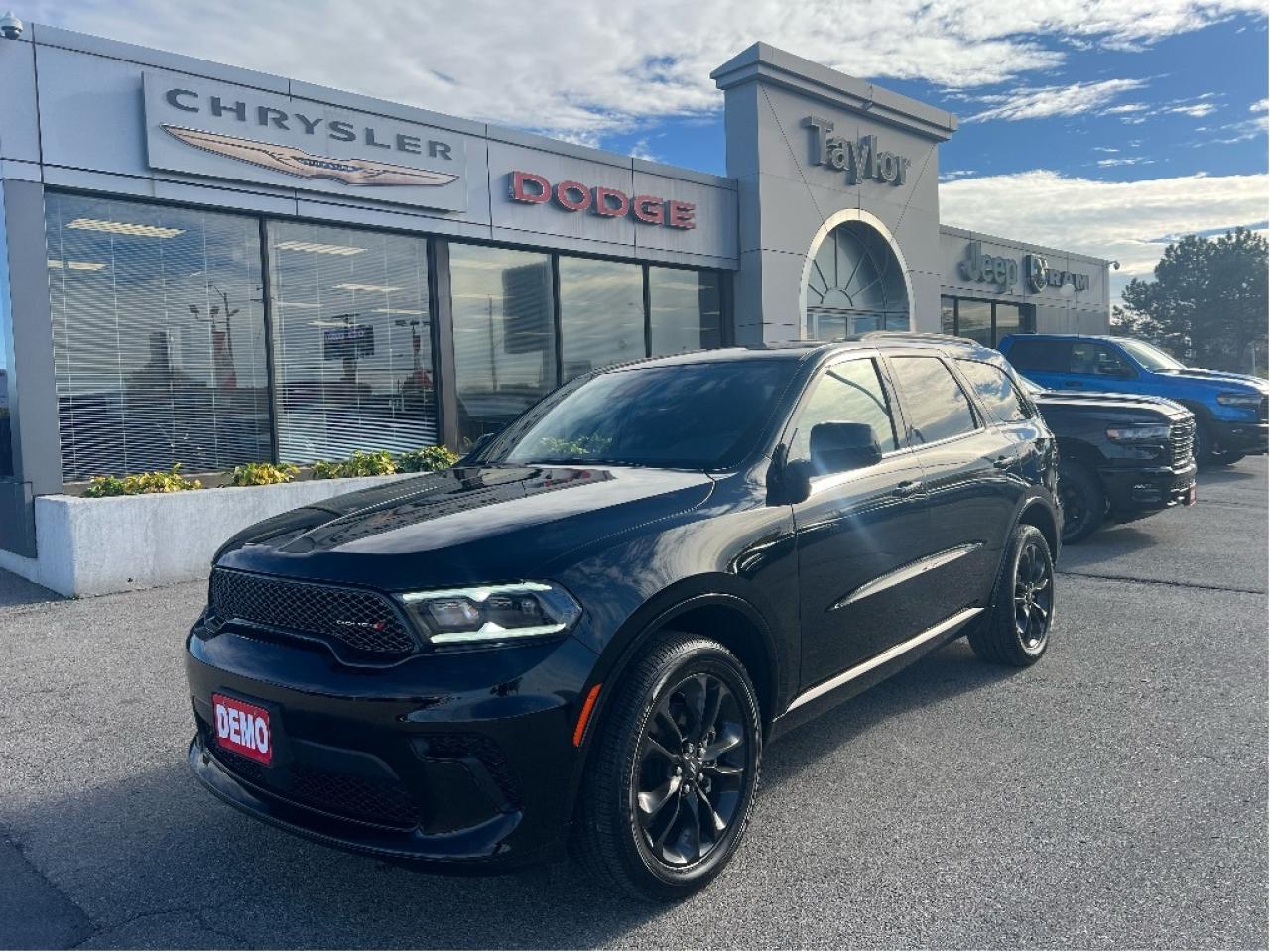 2024 Dodge Durango SXT Plus AWD V6 *BLACKTOP *TOW PACK *7-PASSENGER Photo