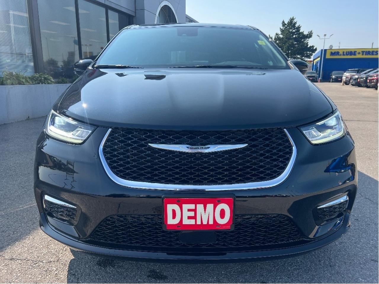 2026 Chrysler Pacifica Select 7-Pass V6 Demonstrator *NAVI *LTHR *LOW KMS Photo