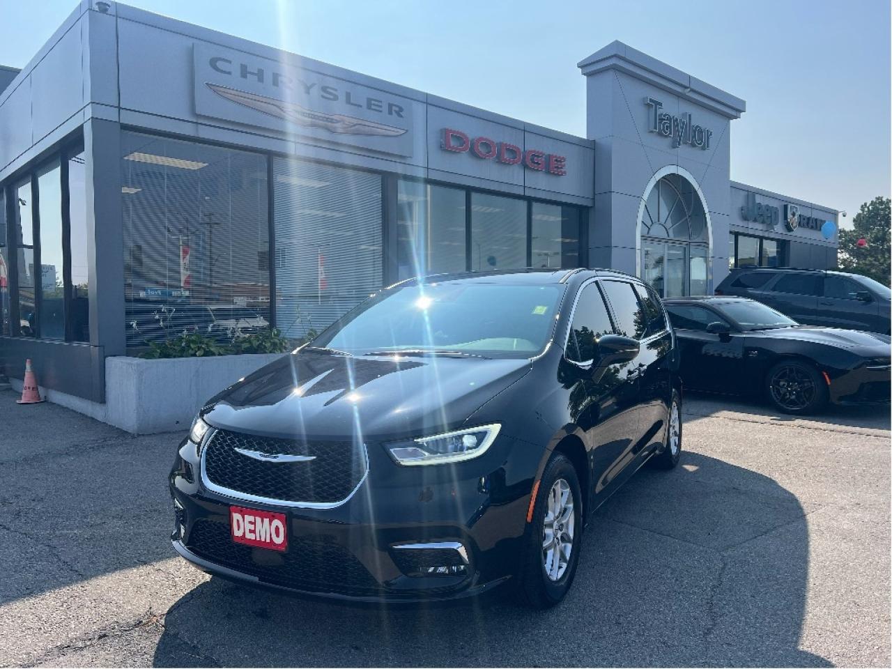 2026 Chrysler Pacifica Select 7-Pass V6 Demonstrator *NAVI *LTHR *LOW KMS Photo