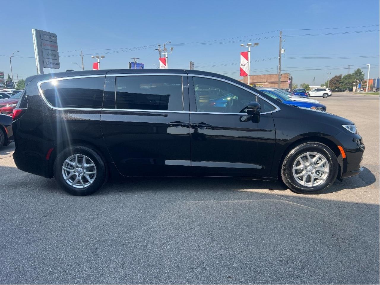 2026 Chrysler Pacifica Select 7-Pass V6 Demonstrator *NAVI *LTHR *LOW KMS Photo