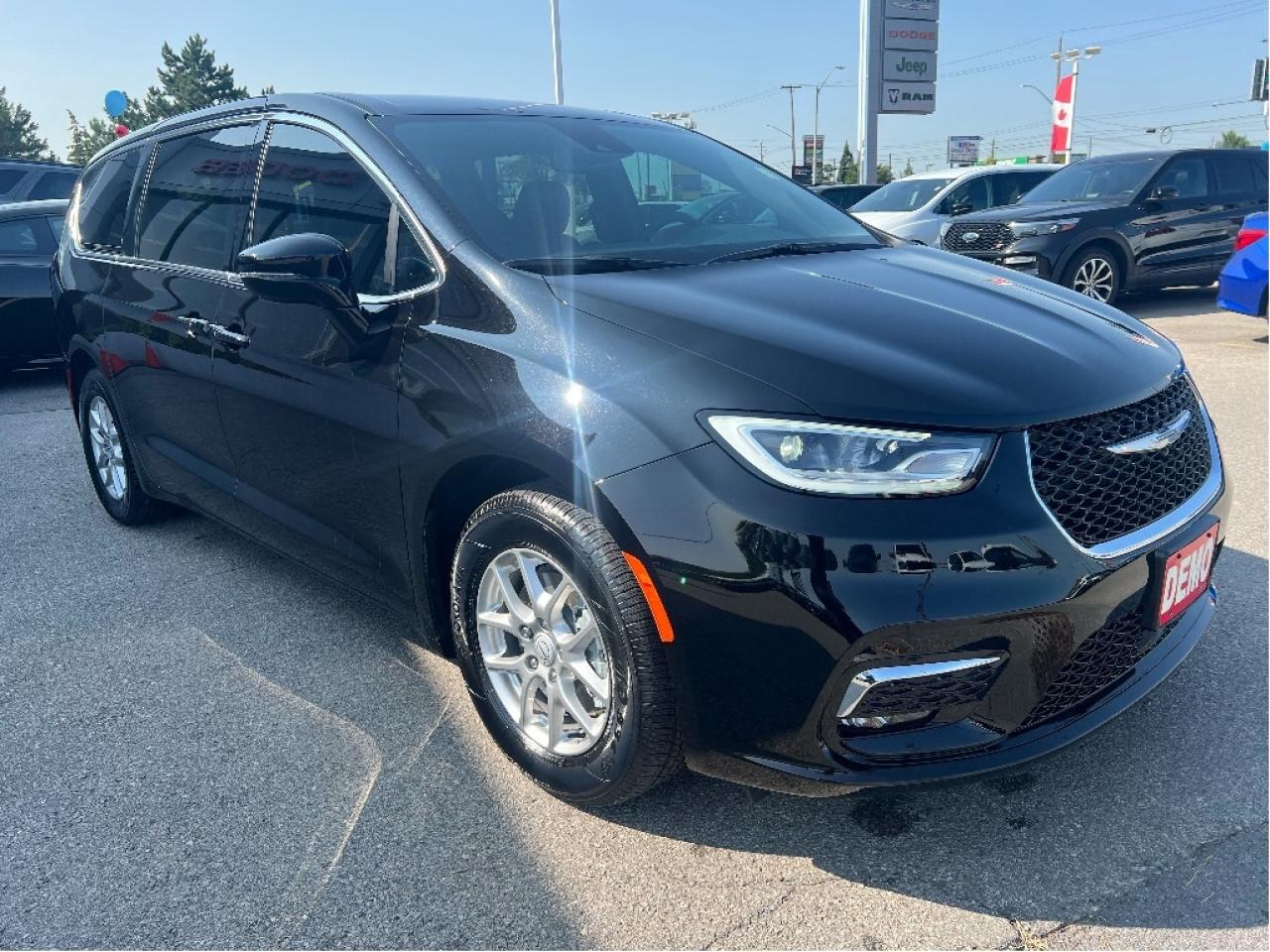 2026 Chrysler Pacifica Select 7-Pass V6 Demonstrator *NAVI *LTHR *LOW KMS Photo