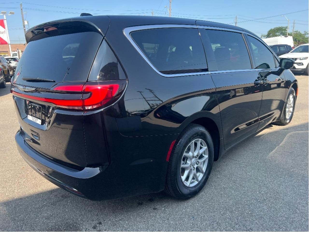 2026 Chrysler Pacifica Select 7-Pass V6 Demonstrator *NAVI *LTHR *LOW KMS Photo