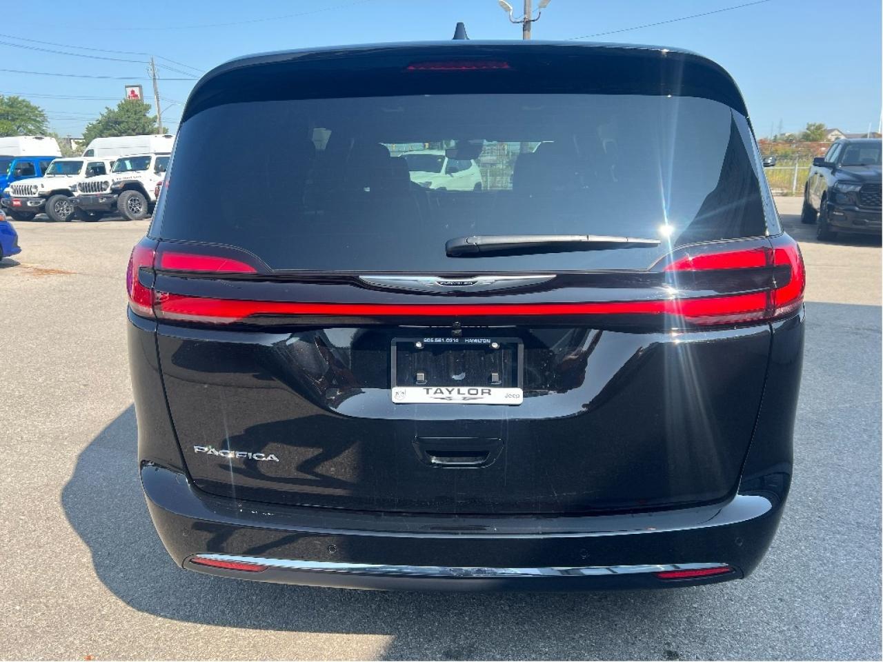 2026 Chrysler Pacifica Select 7-Pass V6 Demonstrator *NAVI *LTHR *LOW KMS Photo