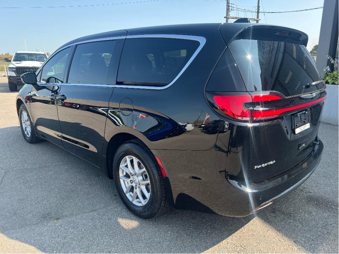 2026 Chrysler Pacifica Select 7-Pass V6 Demonstrator *NAVI *LTHR *LOW KMS Photo