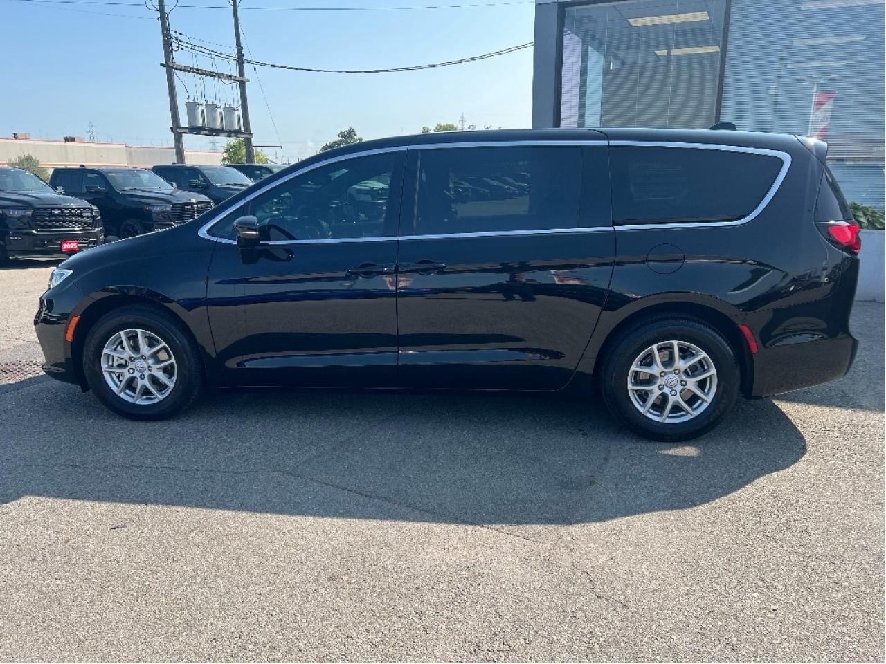 2026 Chrysler Pacifica Select 7-Pass V6 Demonstrator *NAVI *LTHR *LOW KMS Photo