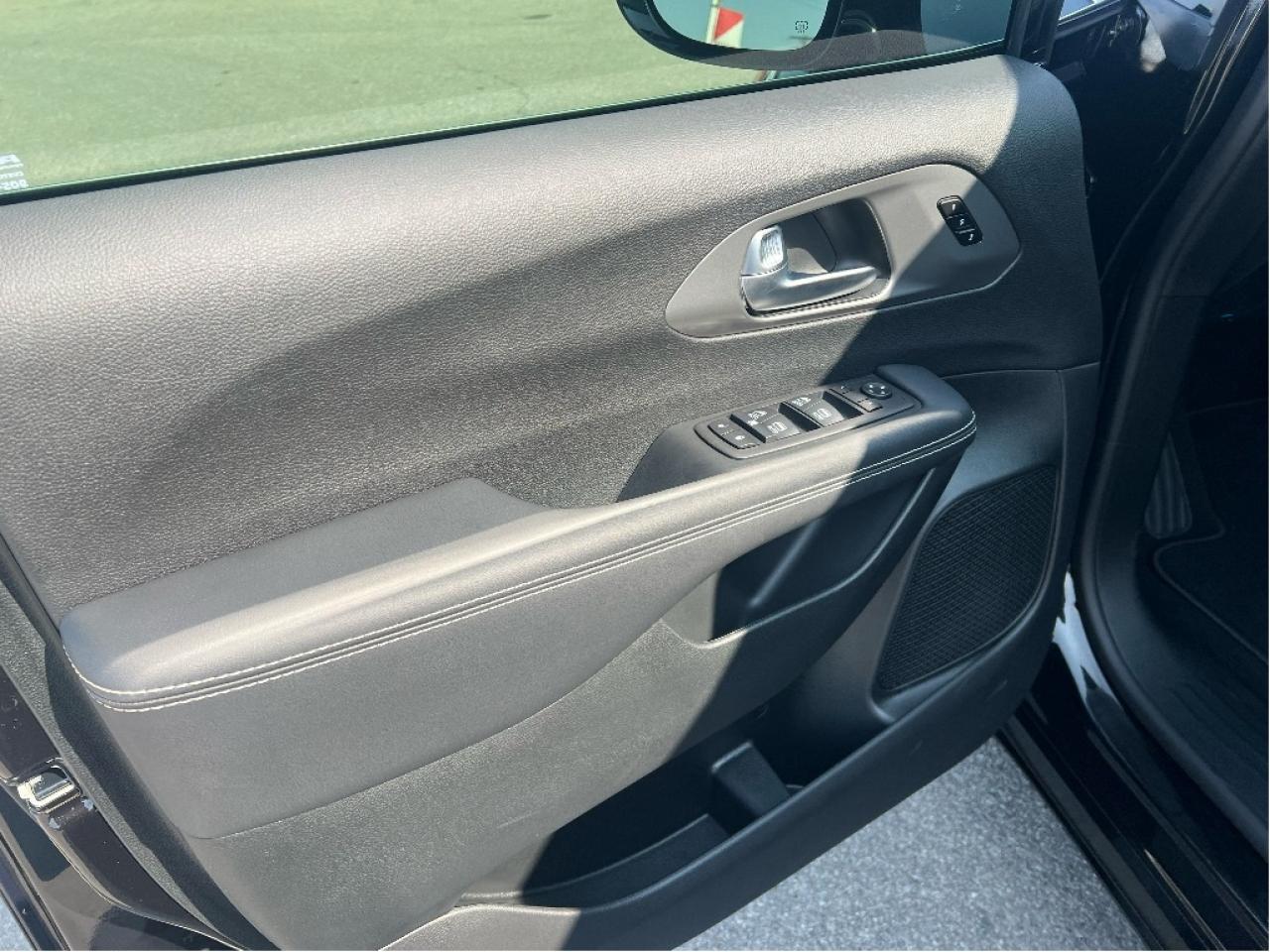 2026 Chrysler Pacifica Select 7-Pass V6 Demonstrator *NAVI *LTHR *LOW KMS Photo