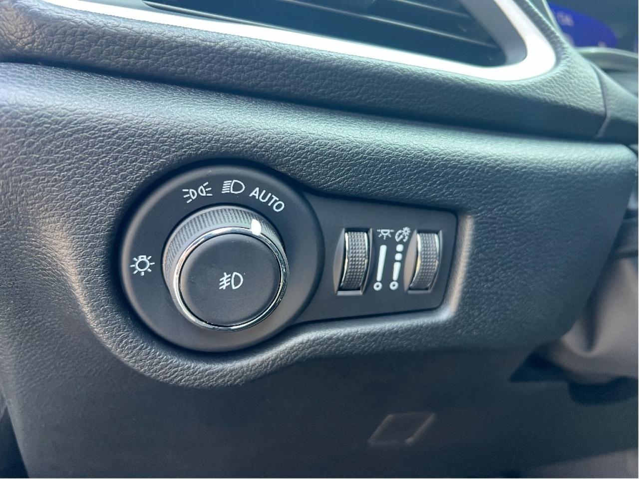 2026 Chrysler Pacifica Select 7-Pass V6 Demonstrator *NAVI *LTHR *LOW KMS Photo