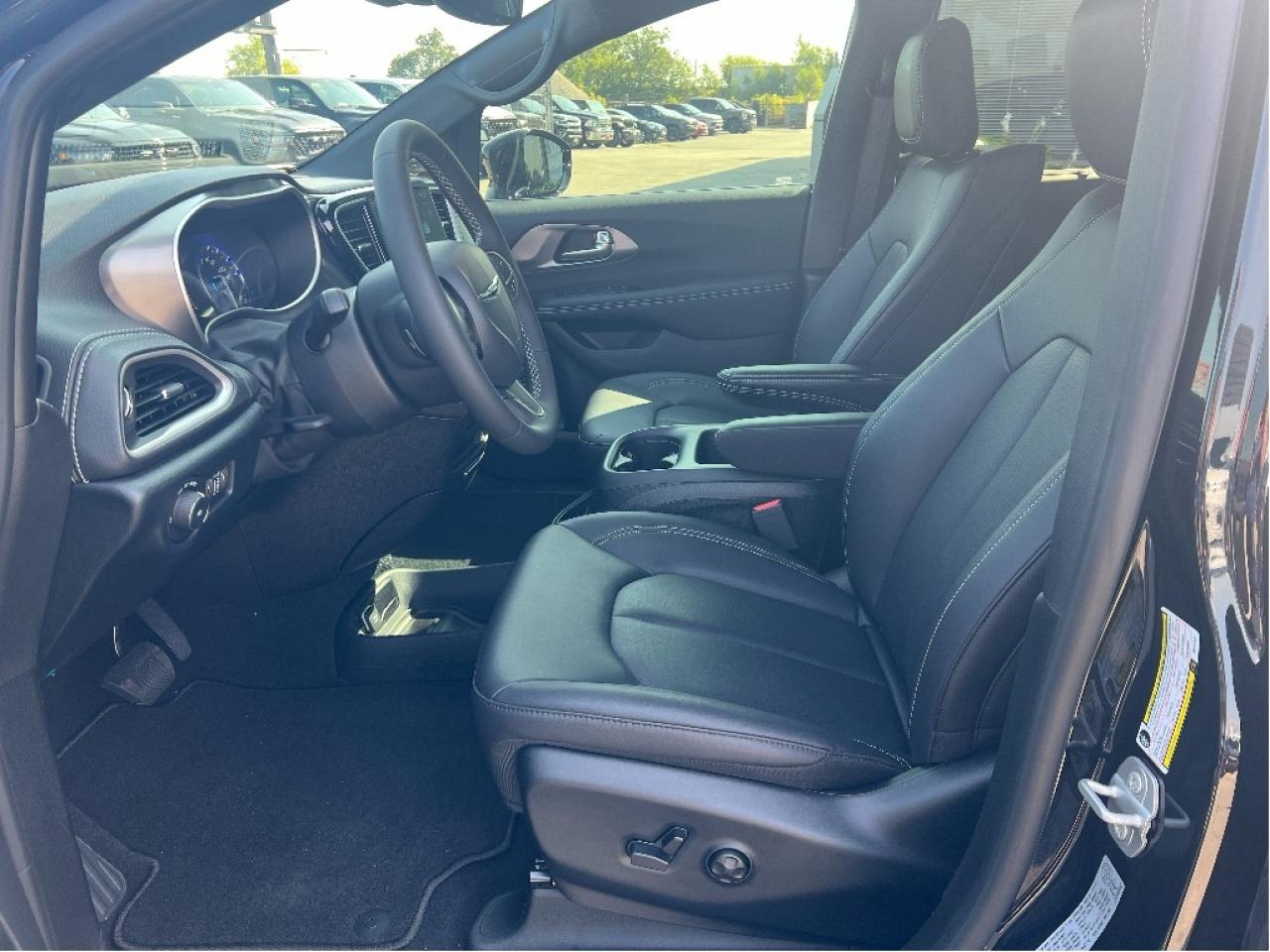 2026 Chrysler Pacifica Select 7-Pass V6 Demonstrator *NAVI *LTHR *LOW KMS Photo