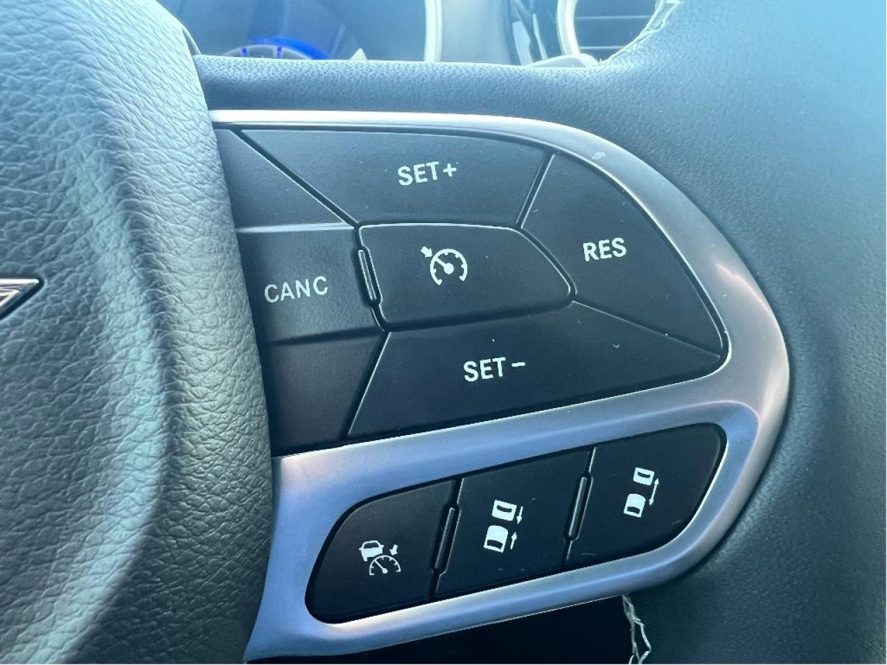 2026 Chrysler Pacifica Select 7-Pass V6 Demonstrator *NAVI *LTHR *LOW KMS Photo