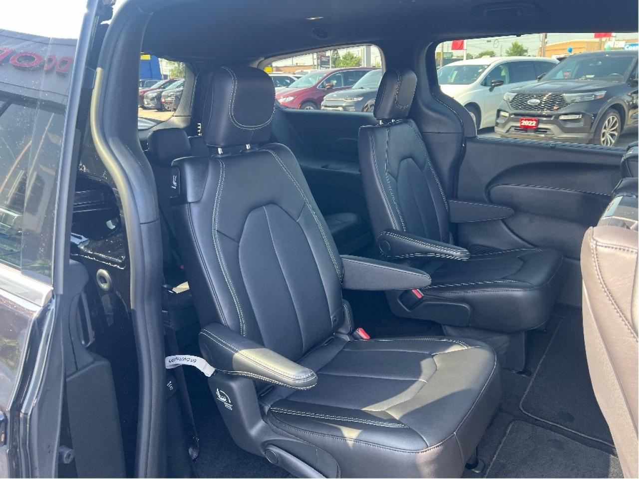 2026 Chrysler Pacifica Select 7-Pass V6 Demonstrator *NAVI *LTHR *LOW KMS Photo