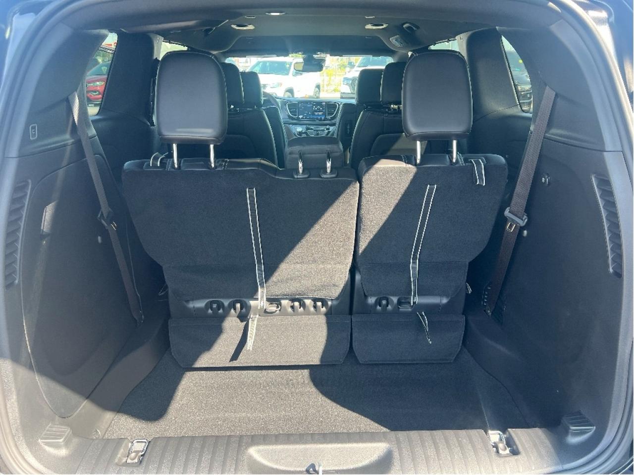 2026 Chrysler Pacifica Select 7-Pass V6 Demonstrator *NAVI *LTHR *LOW KMS Photo