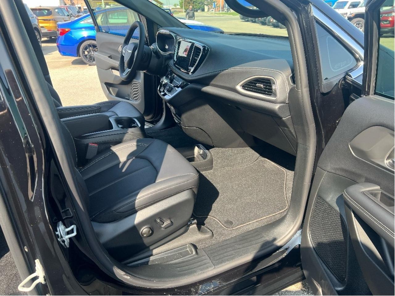 2026 Chrysler Pacifica Select 7-Pass V6 Demonstrator *NAVI *LTHR *LOW KMS Photo