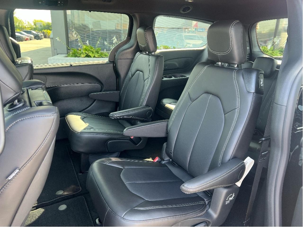 2026 Chrysler Pacifica Select 7-Pass V6 Demonstrator *NAVI *LTHR *LOW KMS Photo