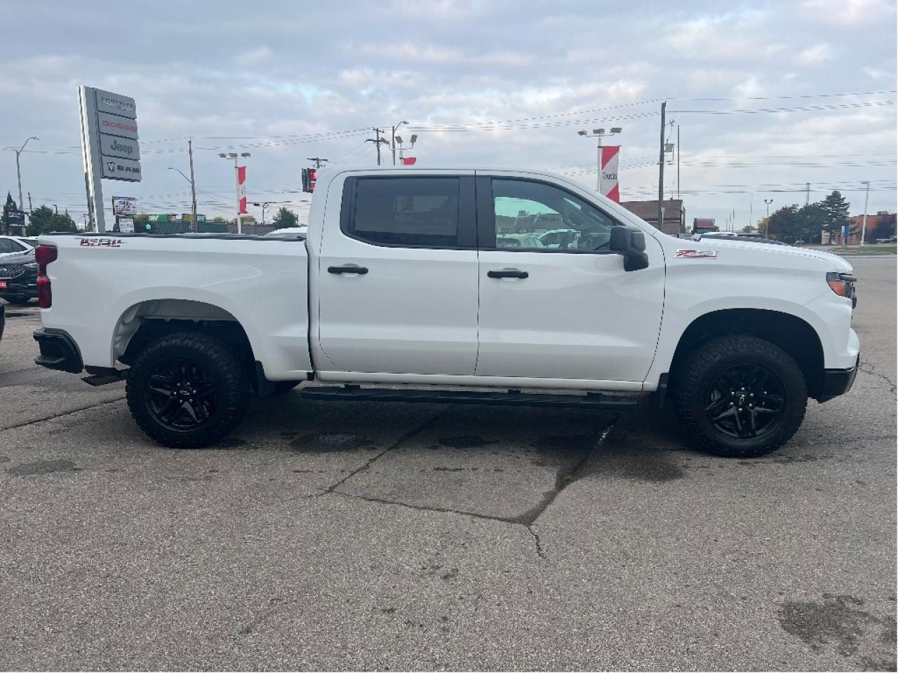 2023 Chevrolet Silverado 1500 Trail Boss Z71 4x4 Crew *LOW KMS *CLEAN CARFAX Photo4